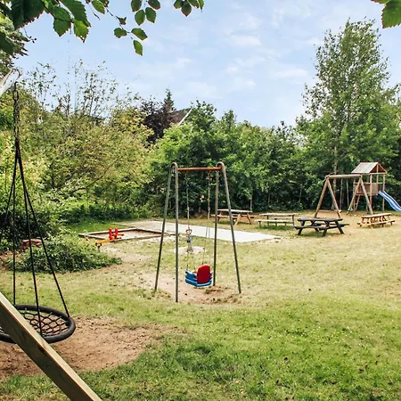 Prázdninový dům 4 Bedroom In *